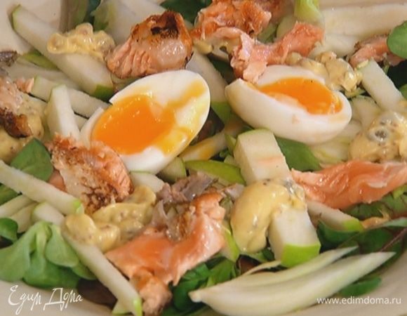 Листья салата выложить на блюдо, сверху разложить фенхель, яблоки, яйцо и рыбу.
Подавать с майонезной заправкой.