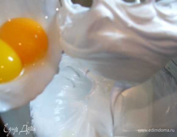 Приготовим печенье савоярди.
Отделить белки от желтков. Белки соединить с 6-ю ст. л. сахара, взбить в крепкую пену.
Добавить 2 желтка, перемешать.
Просеять муку, аккуратно вмешать ее лопаточкой.
