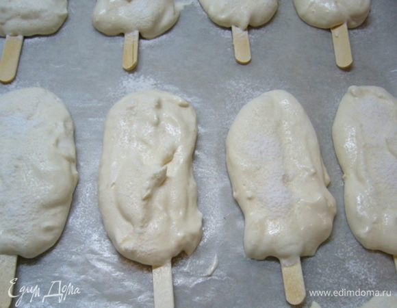 Обязательно смазать бумагу для выпечки сливочным маслом, положить на противень деревянные палочки для мороженого, на палочки выложить тесто.
Палочки слегка приподнять, чтобы они получились в середине савоярди.
Посыпать через ситечко сахарной пудрой, дать отдохнуть тесту 10 мин.
За это время разогреть духовку до 200 град. Выпекать до слегка золотистого цвета. Духовки у всех разные, ориентируйтесь по своей.
У автора рецепта это заняло 8 мин., у меня – 15.
