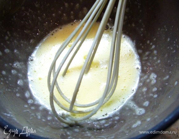 Теперь займемся кремом.
Желток взбить с 1 ч. л. сахара, добавить 2 ст. л. молока, крахмал. Взбить венчиком.
