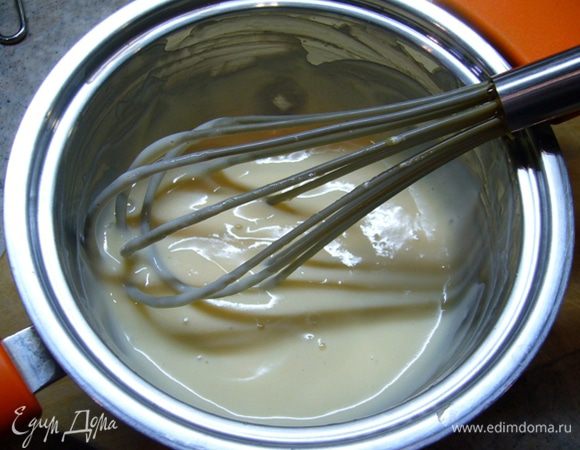 Оставшееся молоко довести до кипения, огонь уменьшить, при постоянном помешивании ввести желток с сахаром и крахмалом.
Тщательно взбивать, держа на огне буквально 1 мин, пока смесь не станет вязкой.
Снять с огня, минуты 2 помешивать.
Вот такой заварной крем получается.

