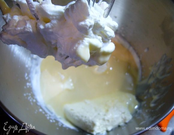 Сливки взбить до пиков, добавить сгущенное молоко, заварной крем, творожную массу.
Взбить на высокой скорости миксера.
Сварить крепкий кофе.
Савоярди слегка смочить кофе (я делала это кулинарной кисточкой).
