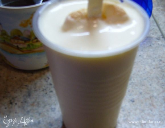 Стаканчики (у меня – одноразовые для холодных пищевых продуктов) наполнить кремом, вставить печенье.
Верх затянуть пищевой пленкой (сделать в ней небольшое отверстие для палочки). Поставить в морозилку.
Я делала мороженое очень поздно, оно «зрело» в морозилке всю ночь.
Автор рецепта пишет, что минимум – 3-4 ч.
Шоколад растопить на водяной бане, охладить до комнатной температуры.
Стаканчик с мороженым достать из морозилки, дать постоять 5 мин, чтобы мороженое было легко извлечь.
Теперь опускаем мороженое в шоколад. О чудо! Шоколад моментально застывает! 
Меня это правда удивило, как ребенка! 
И наслаждаемся!
