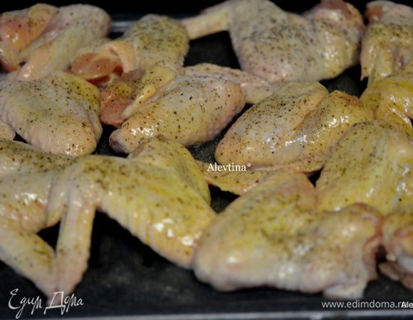 На противень выкладываем куриные крылышки.Сбрызнем оливковым маслом, посолим и поперчим. Поставим в духовку разогретую на 200 гр. Готовим примерно 45 мин.