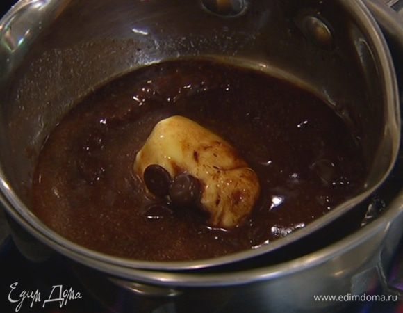 Растопить на водяной бане 100 г черного шоколада и 100 г сливочного масла.