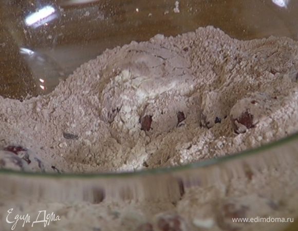 Муку перемешать с шоколадными каплями, черешней, сахаром, какао, разрыхлителем и солью.