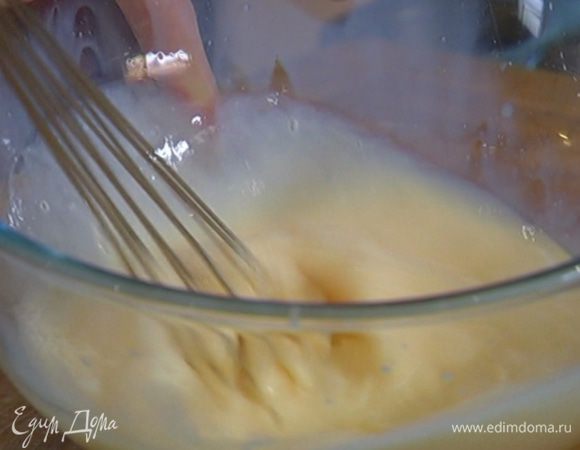 Яйцо соединить с молоком и слегка взбить венчиком.