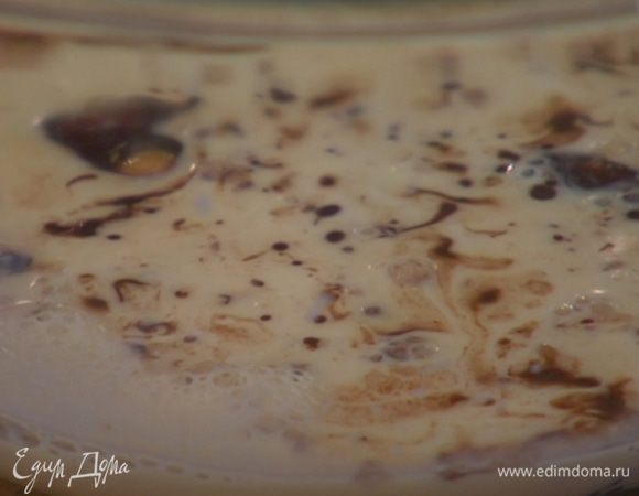 Растопленный шоколад с маслом влить в яично-молочную массу, все перемешать.