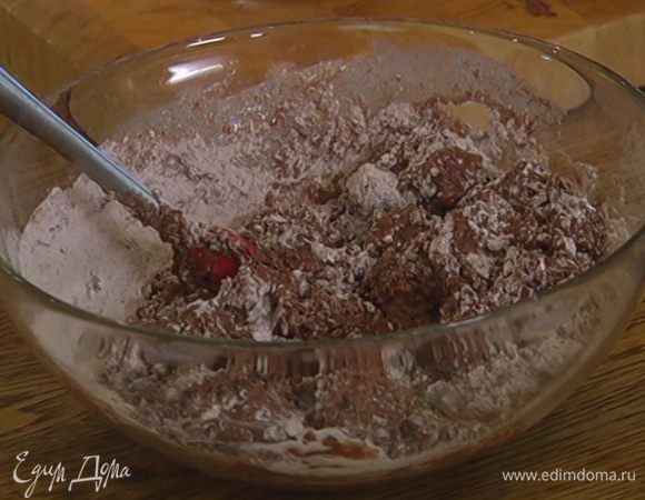 Муку с черешней соединить с шоколадно-молочной смесью и вымешать тесто.