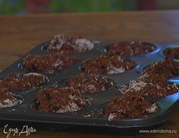 Формы для маффинов смазать оставшимся сливочным маслом и разложить тесто, заполняя формы не до самого верха.