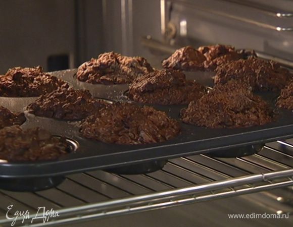 Выпекать маффины в разогретой духовке 20 минут.