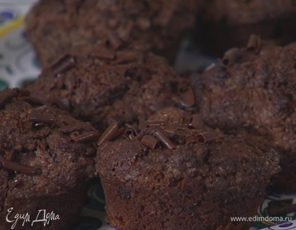 Оставшийся черный шоколад натереть стружкой и посыпать готовые маффины.