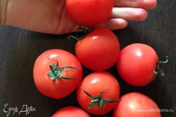 Теперь приготовим томатное пюре. Его нам нужно будет около стакана. Я брала небольшие помидорки, размер постаралась продемонстрировать на фото. Их мне понадобилось 7 штук.