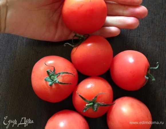 Теперь приготовим томатное пюре. Его нам нужно будет около стакана.
Я брала небольшие помидорки, размер постаралась продемонстрировать на фото. Их мне понадобилось 7 штук.