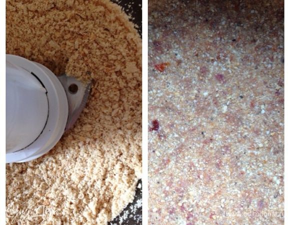 Теперь приготовим основу.
Для этого измельчим несладкие крекеры (можно просто галетное печенье, но тогда добавьте соли) до состояния крошки, добавим к ним сливочное масло, нарезанные вяленые томаты и орегано.
Кто не любит орегано, добавьте майоран или базилик, короче, травку, которую вы любите и считаете уместной в этом блюде. 
Думаю, что неплохо бы здесь "смотрелся" кориандр.
Выложим в разъемную форму (у меня 21 см), утрамбуем, делая небольшие бортики. И ставим в разогретую до 180 градусов духовку на 10 мин.