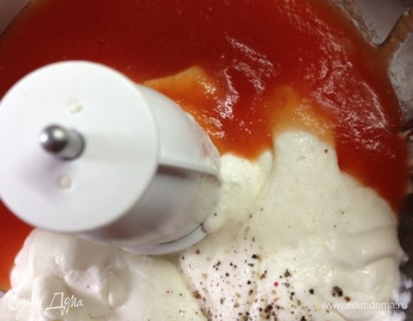 А пока готовим готовим начинку.
В чаше процессора смешиваем творог (у меня был мягкий 4%, но вы можете взять обычный, только протереть его до однородности, а если процессор мощный, то и этого делать не надо), томатное пюре, соль, паприку и перец по вкусу. 
Акцентирую внимание, что соль и специи сыпьте ПО ВКУСУ, в ингредиентах я указала количество, которое брала я. Вам может понадобится БОЛЬШЕ, чтобы начинка не показалась пресной!!!! 