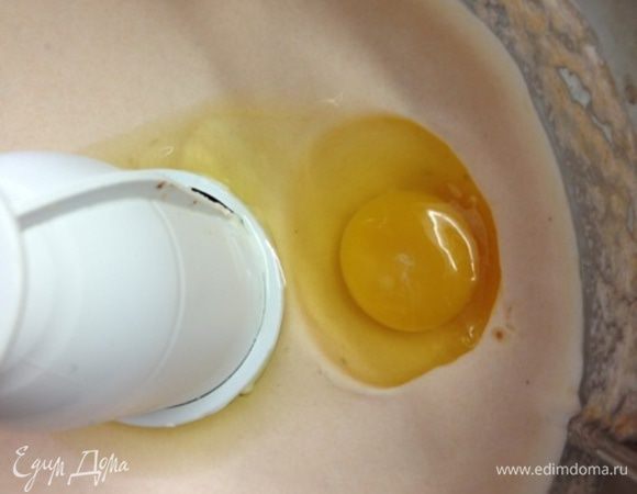 Добавим яйца по одному, как следует перемешивая. 
