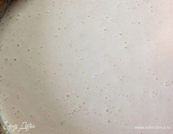 Выливаем массу на основу и займемся работой с курдом. 
Его можно просто выдавить при помощи шприца или пакета со срезанным концом в произвольном порядке и сделать мраморный рисунок на поверхности, а можно и так.....