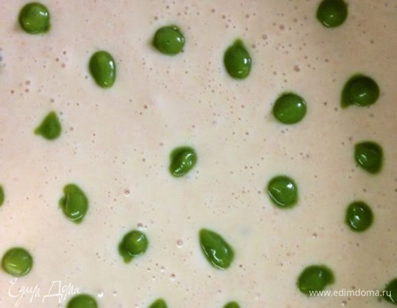 Выкладываем курд капельками по окружности (я капала обыкновенной пипеткой). Капли делаем большие, я вообще проходилась по ним дважды, т.к. курд тяжелее творожной массы и может тонуть в ней.