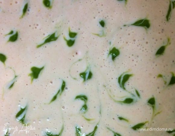 И при помощи шпажки/зубочистки соединяем их между собой, делая рисунок, как подскажет фантазия. Я хотела сделать красивые кольца по окружности, но для этого курд немного плотноват и рисовать им четкие аккуратные узоры сложновато.
Ставим в духовку, уменьшив температуру до 160 градусов, минут на 40.
После выпекания дадим чизкейку постоять в выключенной духовке еще минут 30. 