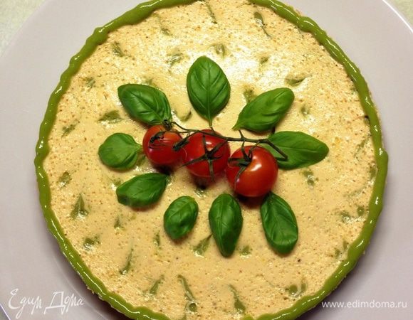 Затем полностью остужаем при комнатной температуре и  отправляем в холодильник часов на 4-5 окончательно схватываться. У меня стоял ночь.
Достаем из формы (проводя ножом вдоль бортиков) и украшаем. 

