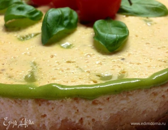 Серединку я украсила маленькой веточкой помидорок-черри и листочками базилика, а по окружности нанесла базиликовый курд.