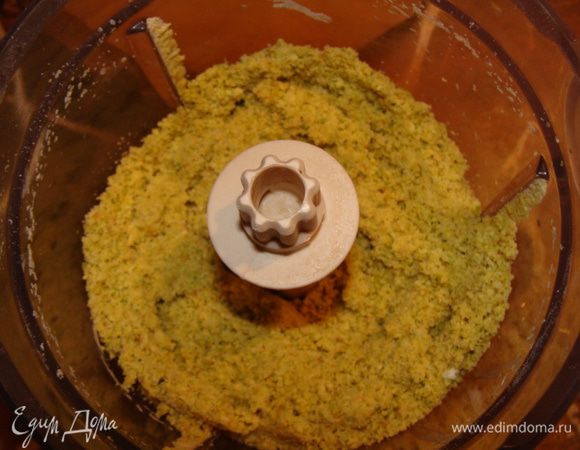 Фисташки подсохли. Помещаем их в блендер вместе с мукой и ст. л сахара. Измельчаем в муку.
