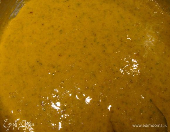 Желтки отделить от белков. Взбить желтки с половиной сахара, добавить в них крахмал, лимонную цедру, соль, ванилин, разрыхлитель и половину фисташковой муки.