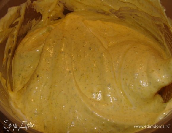 Белки взбить с лимонным соком и оставшимся сахаром, аккуратно ввести по частям поочередно с мукой в желтковую массу.