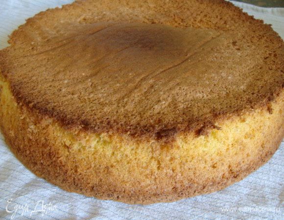 Вылить в застеленную пергаментом форму. У меня форма 28 см. Вы смело можете взять форму поменьше. Хотя бисквит очень хорошо поднимается. Выпекать при темп. 180 гр. Около 1часа.
Охладить в духовом шкафу. Осторожно извлечь из формы, пройдя между коржом и формой ножом. Оставить на решетке 12 часов.
