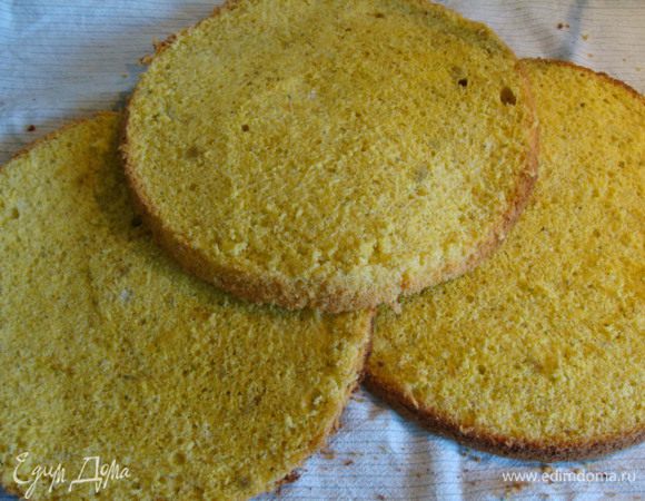 Затем разрезать бисквит на три одинаковых коржа