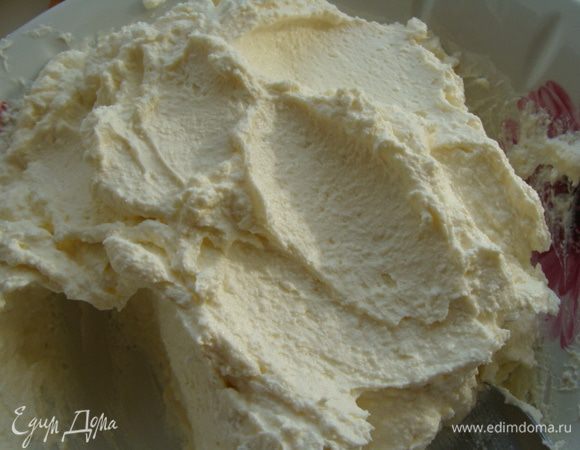 Готовим основу для мусса апельсин + банан. Творог и размягченное сливочное масло(можно сразу для обоих муссов вместе) взбить в блендере. Если остались крупинки творога, то лучше пропустить массу через сито.

