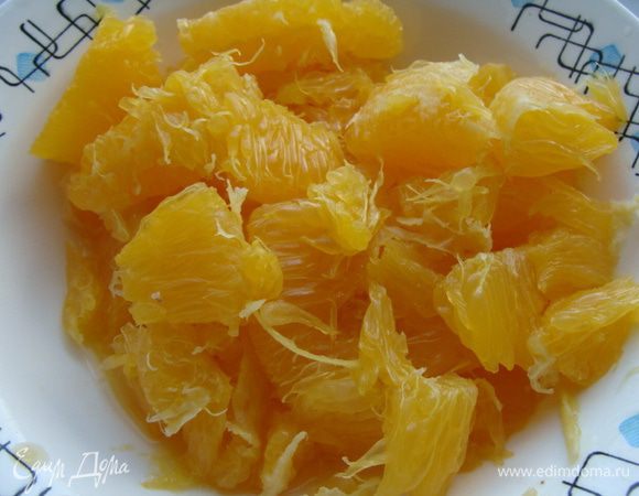 Готовим заварную часть крема. 
Апельсин очистить от кожуры и пленок. Измельчить в блендере и пропустить через сито. Банан измельчить и соединить с апельсином и молоком.