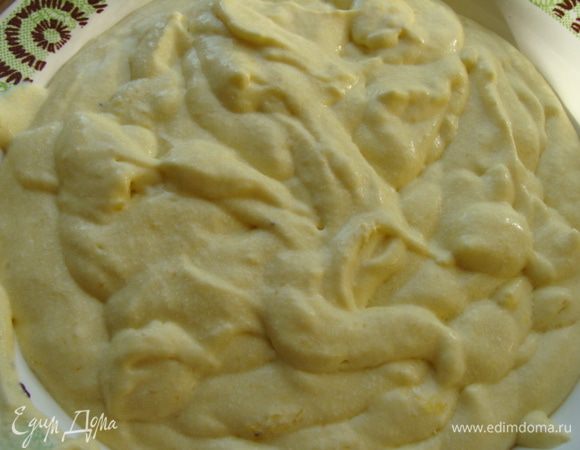 Желтки отделить от белков. Взбить желтки, вмешать туда крахмал, чтобы не было комков. Молоко с апельсином и 3 ст л сахара нагреть, влить в желтковую массу и отправить массу обратно на огонь. Заварить крем, помешивая, пока не загустеет.
Соединить творожную массу с остывшим заварным кремом. На дно разъемной формы положить фисташковый кож. Пропитать яблочным соком.