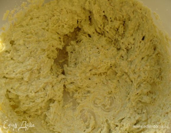 Готовим основу для мусса из яблок и винограда. Яблоки разрезать четыре части, убрать косточки и бланшировать на сковороде минут 10. Снять кожуру и измельчить в блендере. Желтки отделить от белков. Желтки взбить, добавить крахмал и 20 мл молока. Остальное молоко нагреть  с веточкой лимонной мелисы, дать завариться, процедить в желтковую массу. Смешать яблочную массу с молочно-желтковой и заварить на среднем огне, постоянно помешивая.Смешать оставшуюся половину творога с заварным кремом. 