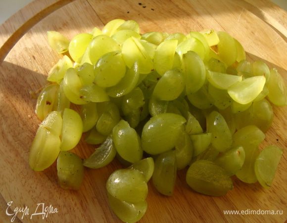 Виноград нарезать небольшими кусочками.