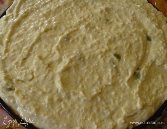 Следующий корж пропитываем соком с двух сторон кладем сверху апельсинового мусса.
Готовим мусс яблоко и виноград точно также, как и предыдущий, только виноград вмешать тогда, когда белки и творог уже соединены, для того чтобы виноград был целыми кусочками.