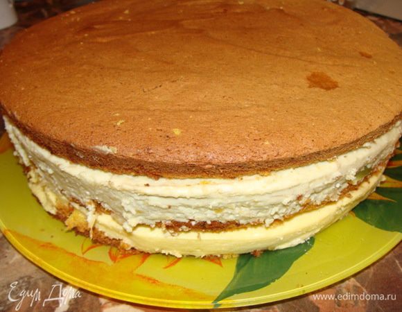 Кладем сверху пропитанный фисташковый корж. Оставим до застывания. Затем проведем ножом между формой и муссом. Снимаем разъемное кольцо.