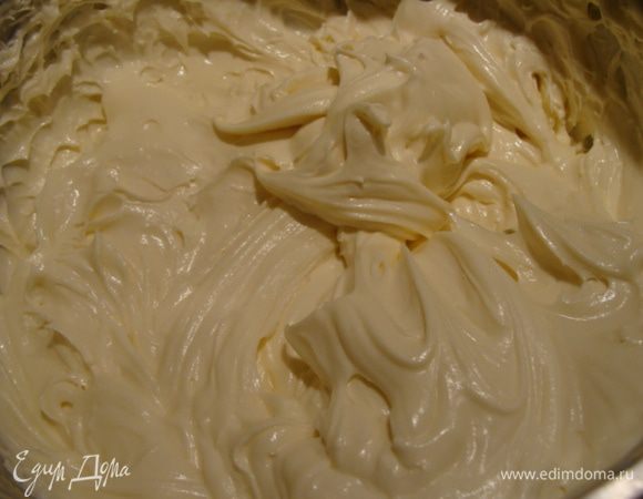 Готовим ганаш из белого шоколада и сливок. Сливки нагреть, поломать туда шоколад, помешивая венчиком, растопить шоколад. Остудить массу в холодильнике часа 2. А лучше приготовить заранее на ночь. Затем массу взбить миксером. Обмазать бока. 