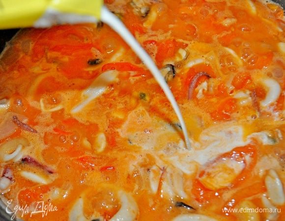 Как только начнёт выкипать жидкость (примерно минут через 12-15) добавить нарезанные дольками помидоры, помешивая довести до кипения, убавить огонь и тушить всё 5 минут. Добавить сливки, приправить по вкусу, не доводя до кипения убрать сотейник в сторону.