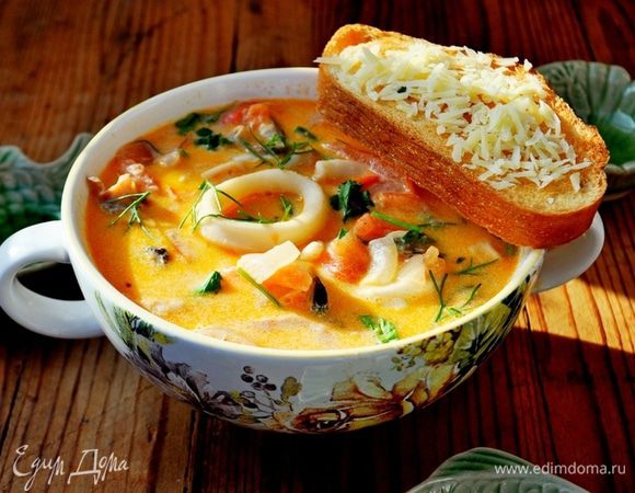 Багет или белый батон подсушить в тостере, посыпать зеленью и тёртым пармезаном. В порционную тарелку налить сливочный суп, подать с багетом.
Приятного аппетита!