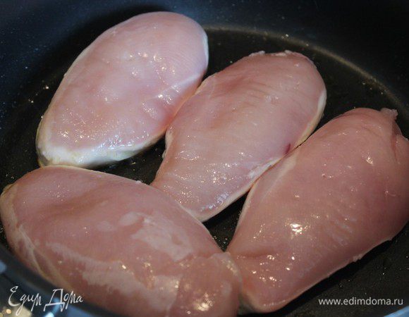 1 ст.л. масла разогреть на сковороде. Куриные грудки без кожи и костей обжарить на сильном огне по 3 минуты с каждой стороны.
