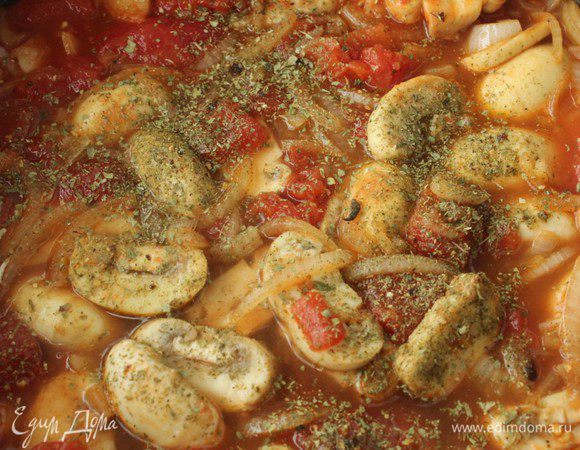 Приправить солью, перцем и молотым орегано. Влить 150 мл воды (или куриного бульона).