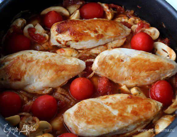Вернуть на сковороду куриное филе, выложить черри, довести соус до кипения. Тушить 15 минут на слабом огне до готовности филе и до загустения соуса. Филе один раз перевернуть.