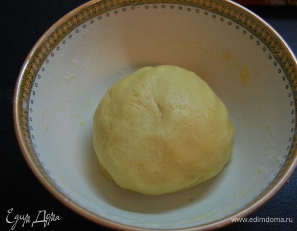 Готовим ваше любимое песочное тесто. 
Смешиваем муку, сахар, масло и соль. (Удобнее это сделать в комбайне).
К образовавшейся крошке добавляем 2 желтка и очень холодную воду. Перемешиваем.
Собираем тесто в ком, заворачиваем в пищевую пленку и отправляем в холод на  30 минут.