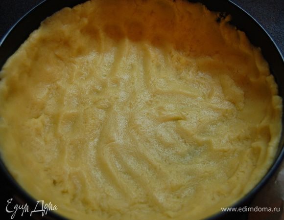 Охлажденное тесто раскатываем (НЕ тонко), или распределяем по форме для выпекания (предварительно смазав форму сливочным маслом).
Тесто накрываем пергаментом и сверху посыпаем бобовыми.
Выпекаем 15 мин при 180С.