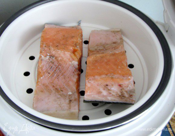 Форель натереть солью и перцем, можно добавить ваши любимые травы или специи. Отварить на пару в течении 15 минут.