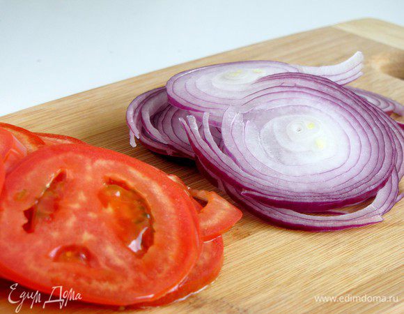 Помидоры и лук нарезать очень тонко острым ножом.