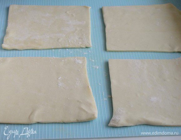 Тесто раскатать и нарезать на 8 квадратов.