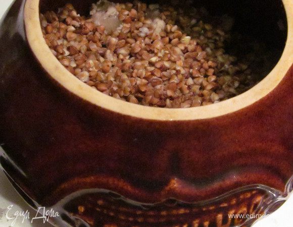 После чего засыпаем поверх гречу и заливаем это все получившимся бульоном. Вода должна чуть прикрывать все содержимое. Но следите, чтобы у вас оставалось место до краев, т.к. греча имеет свойство разбухать, а вода любить выкипать. И в заключение кладем по кусочку сливочного масла в каждый горшочек.
 Масло можете класть на свое усмотрение, т.к. кашу маслом не испортить. Ставим наши горшочки в неразогретую духовку, чтобы они не треснули и включаем температуру 180-200 градусов. Оставляем кашу минут на сорок, после чего достаем и проверяем, впитала ли каша всю воду, если нет то продолжаем томить в духовке.